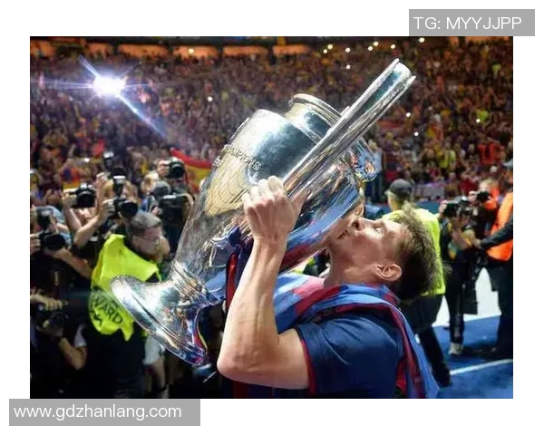 七十年风云足球传奇明星回顾与辉煌成就展现 七十年风云足球传奇明星回顾与辉煌成就展现