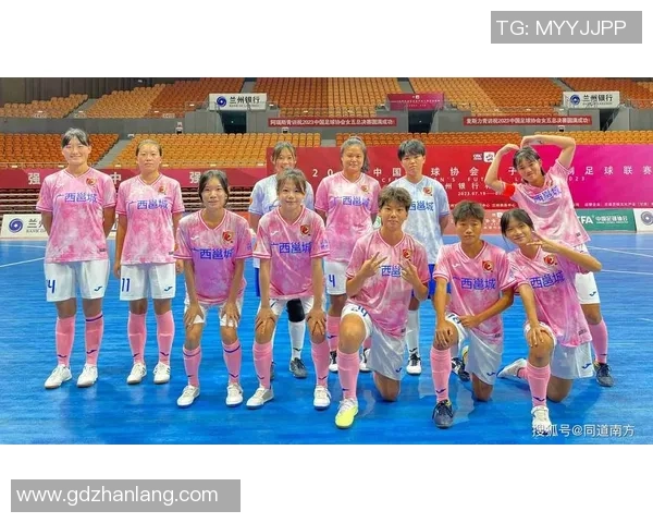 足球明星与中国舞女孩的梦幻合作展现青春活力与艺术魅力